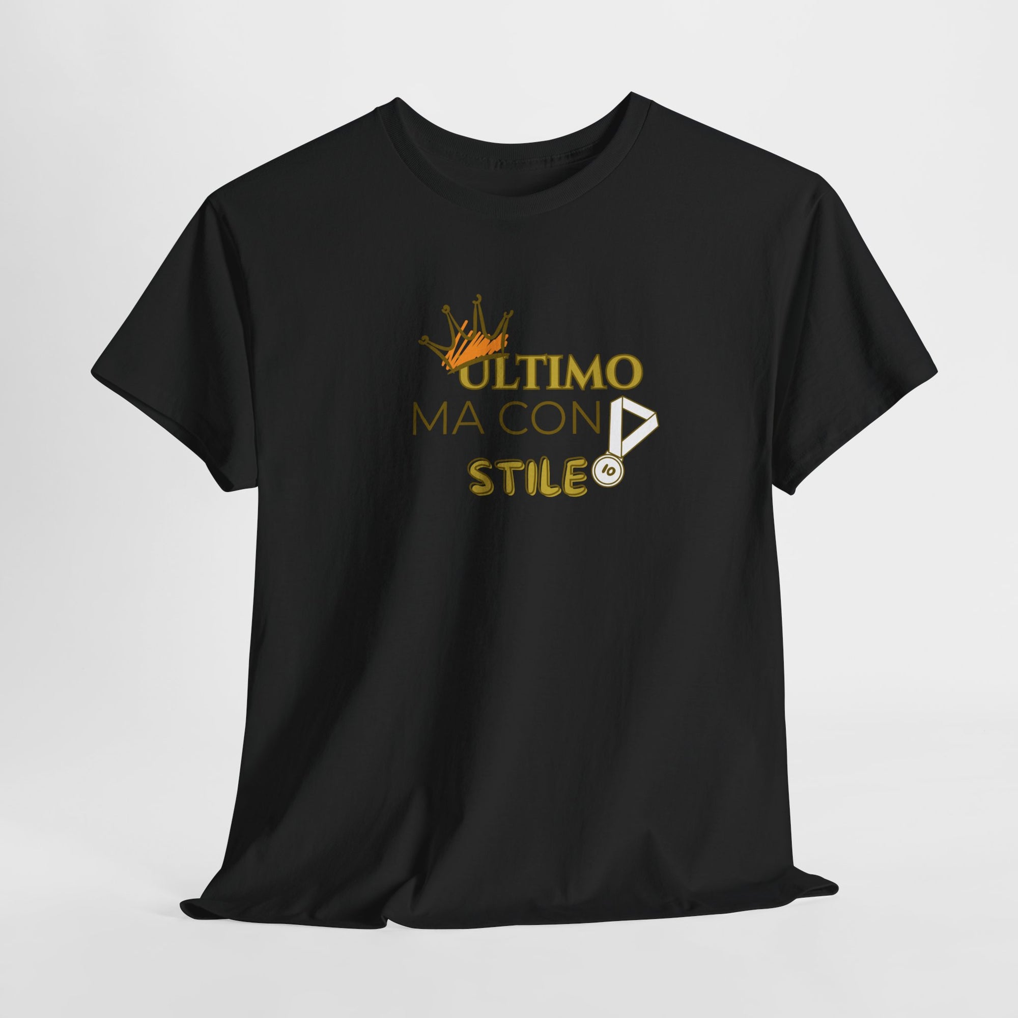 Maglietta "Ultimo ma con stile" – T-shirt ironica per fantallenatori e outsider eleganti