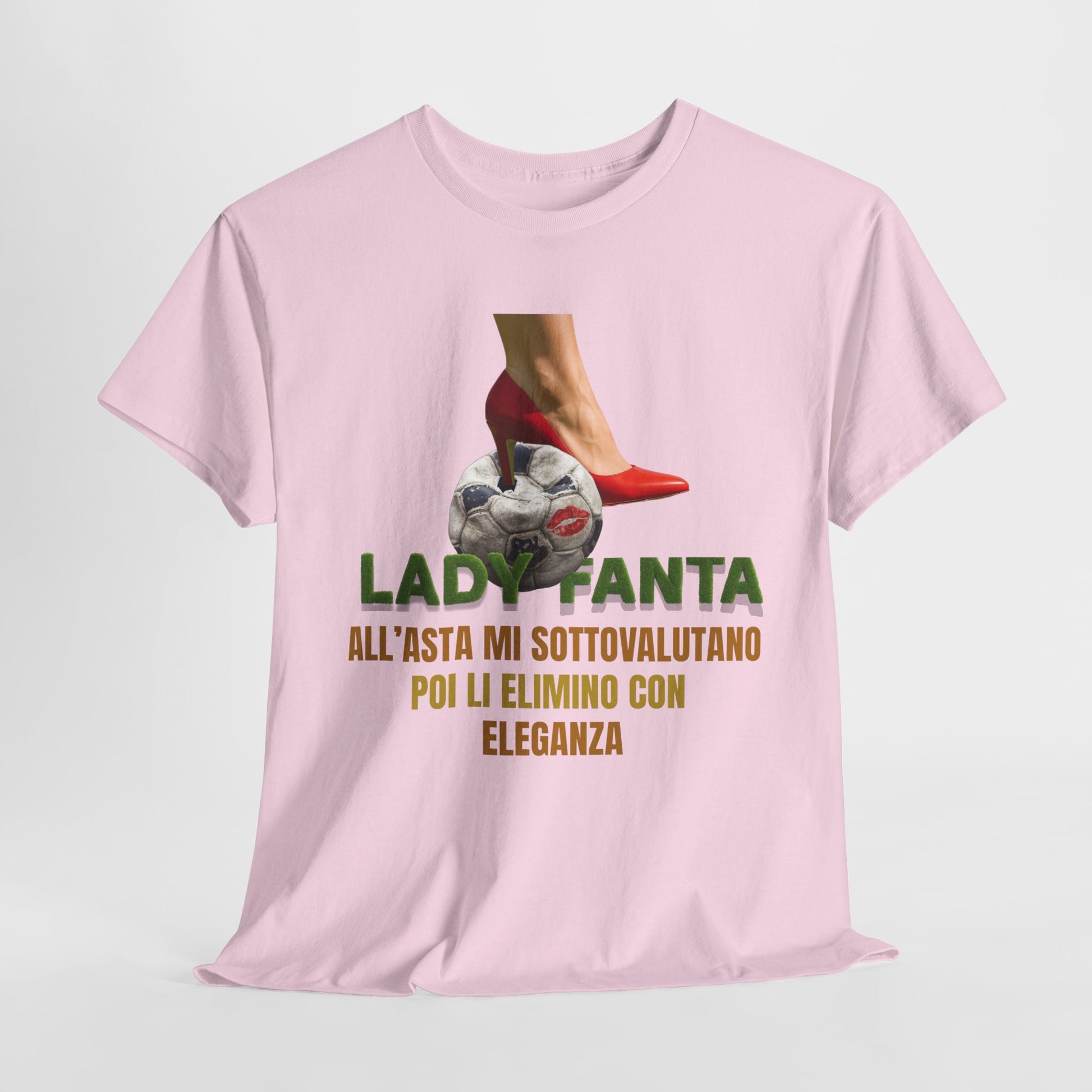 Maglietta Fantacalcio “Lady Fanta – Mi sottovalutano, poi li elimino con eleganza” – Per Fantallenatrici con Classe