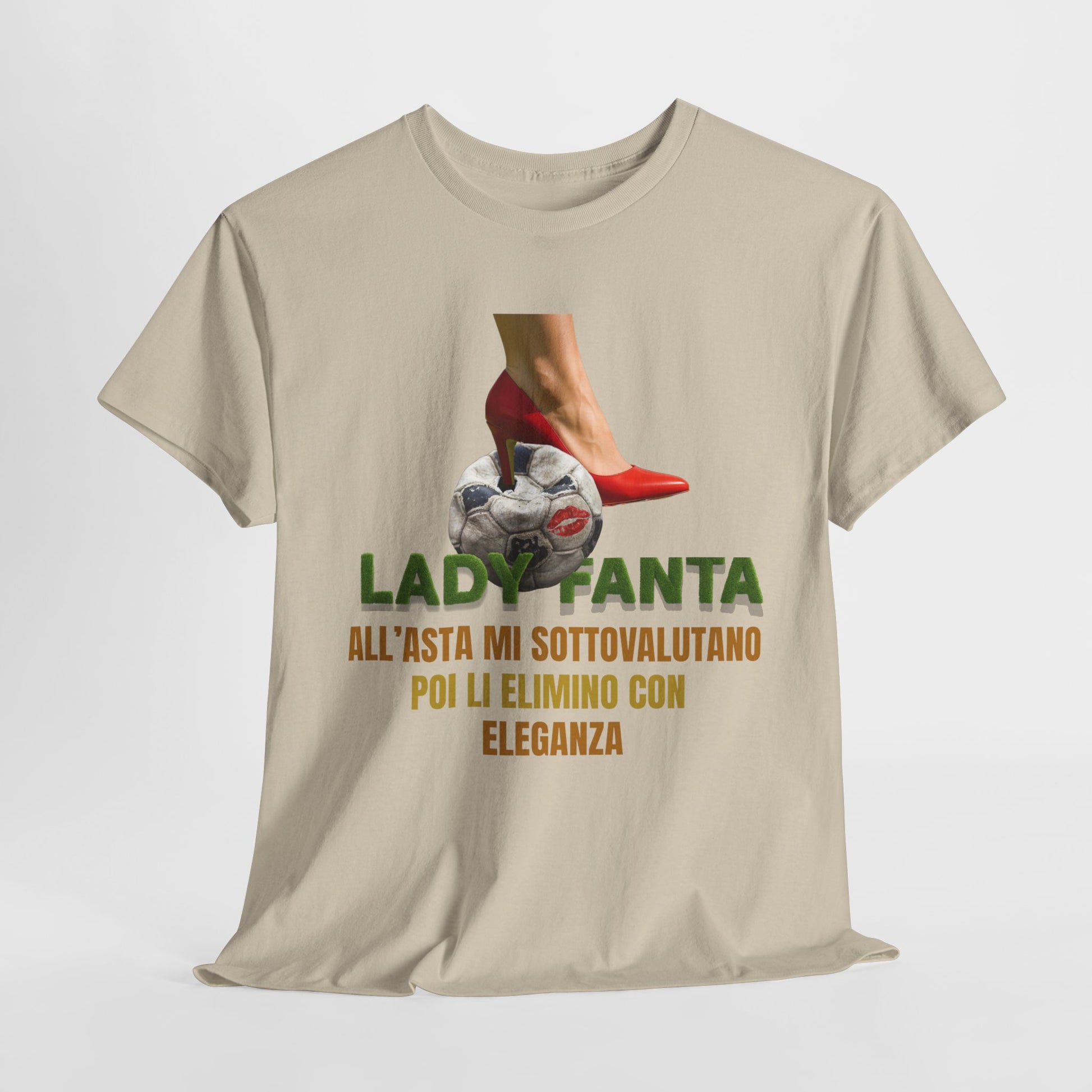 Maglietta Fantacalcio “Lady Fanta – Mi sottovalutano, poi li elimino con eleganza” – Per Fantallenatrici con Classe