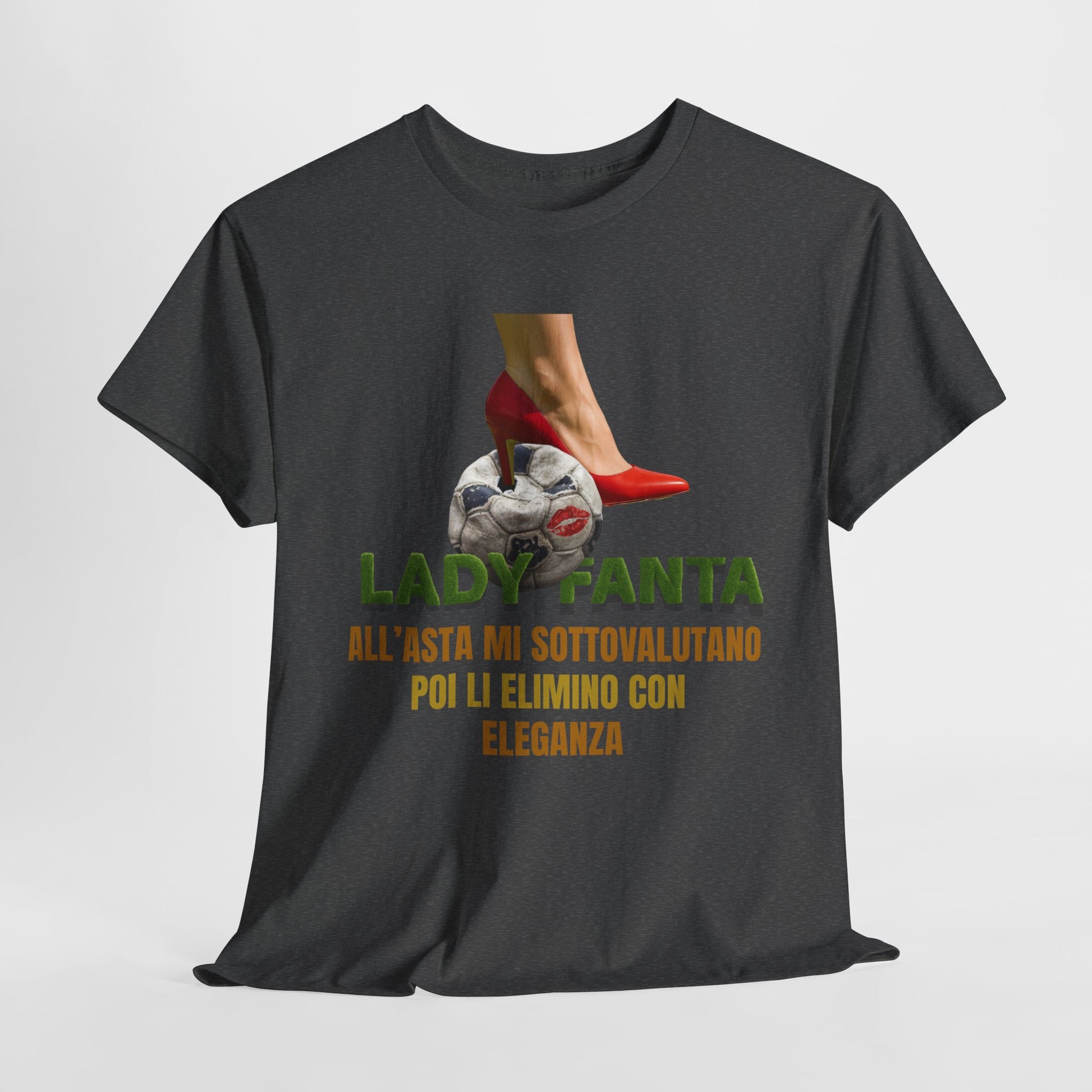 Maglietta Fantacalcio “Lady Fanta – Mi sottovalutano, poi li elimino con eleganza” – Per Fantallenatrici con Classe