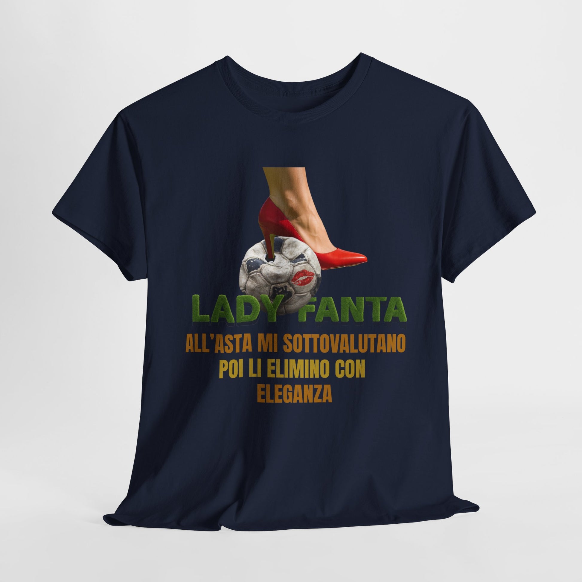 Maglietta Fantacalcio “Lady Fanta – Mi sottovalutano, poi li elimino con eleganza” – Per Fantallenatrici con Classe