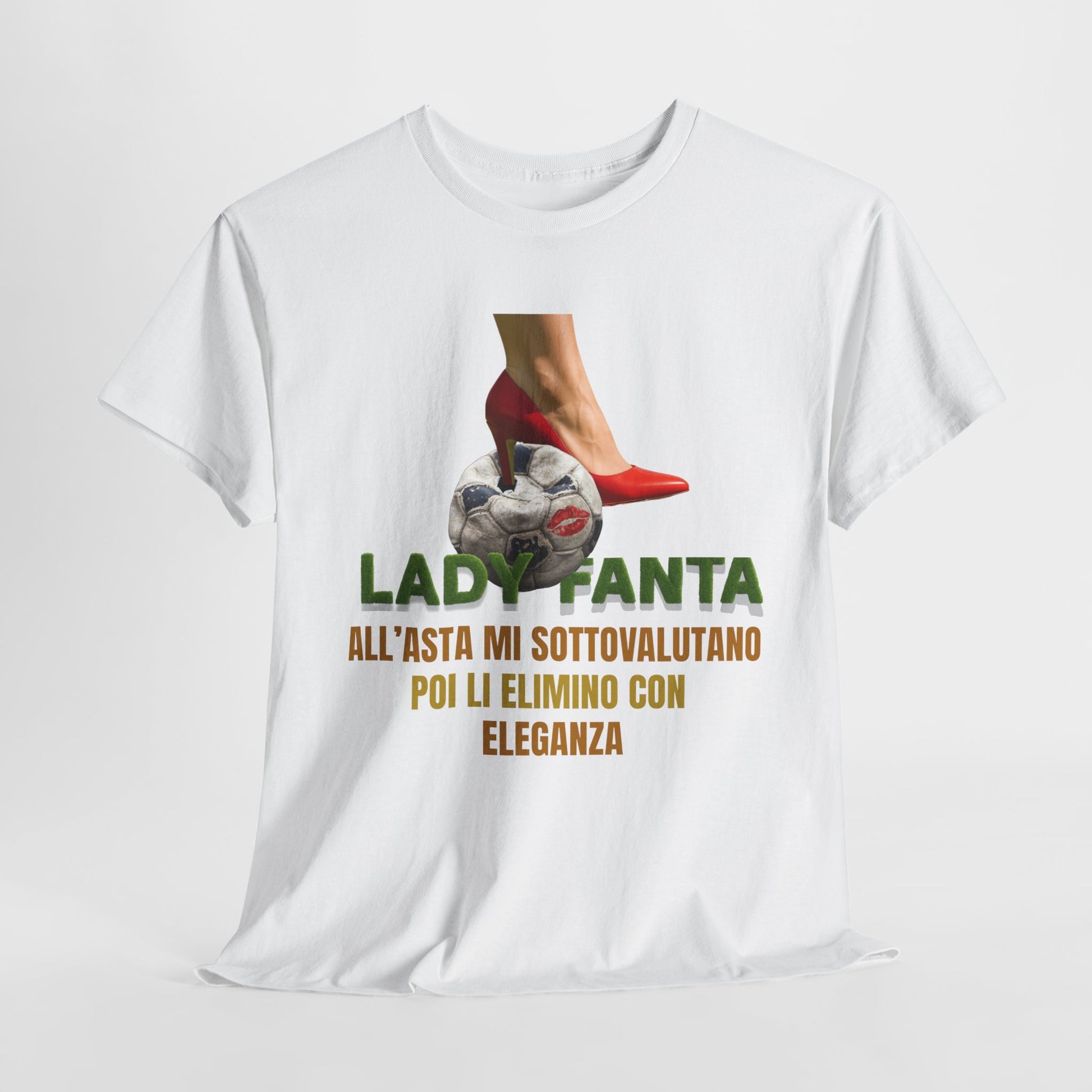 Maglietta Fantacalcio “Lady Fanta – Mi sottovalutano, poi li elimino con eleganza” – Per Fantallenatrici con Classe