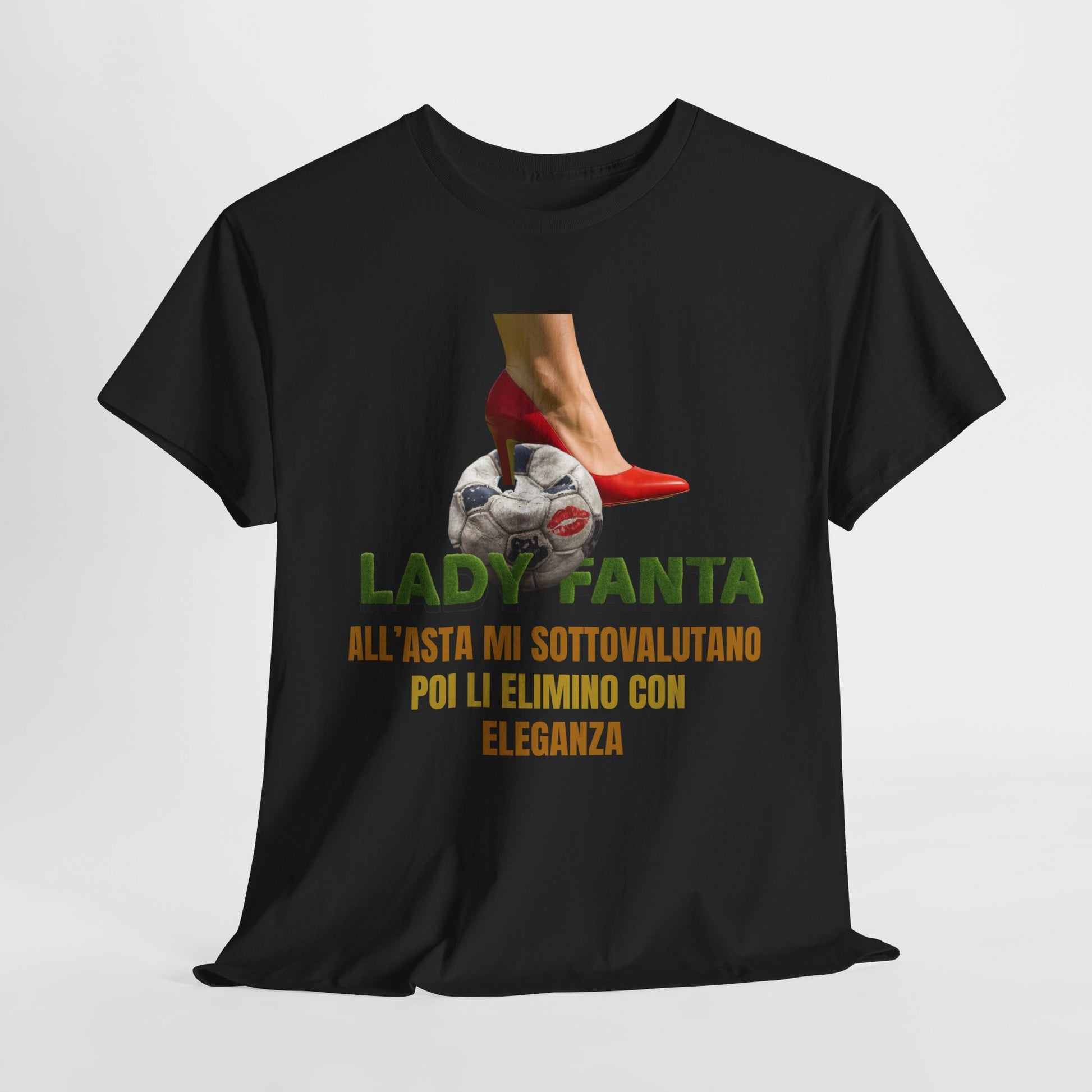 Maglietta Fantacalcio “Lady Fanta – Mi sottovalutano, poi li elimino con eleganza” – Per Fantallenatrici con Classe