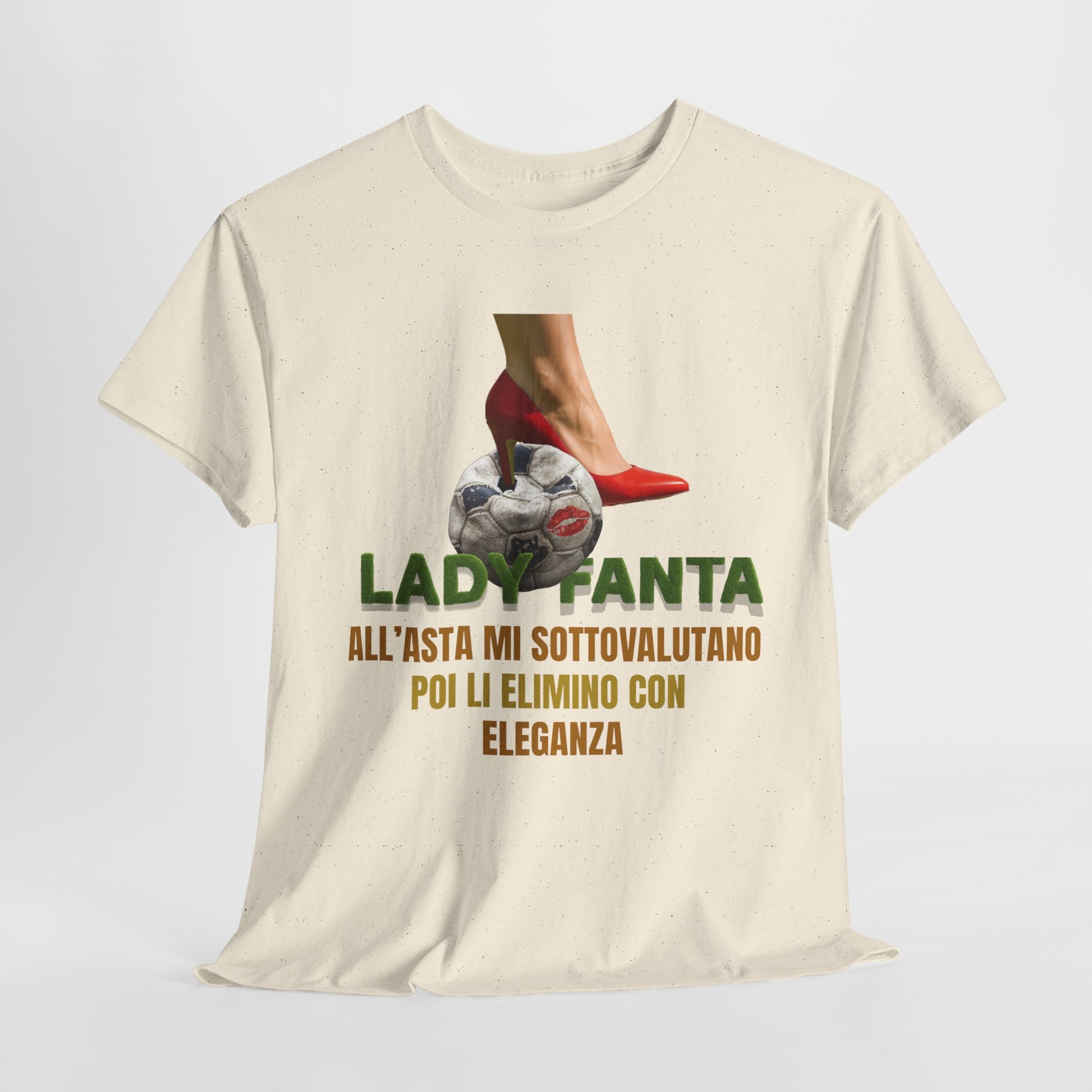 Maglietta Fantacalcio “Lady Fanta – Mi sottovalutano, poi li elimino con eleganza” – Per Fantallenatrici con Classe