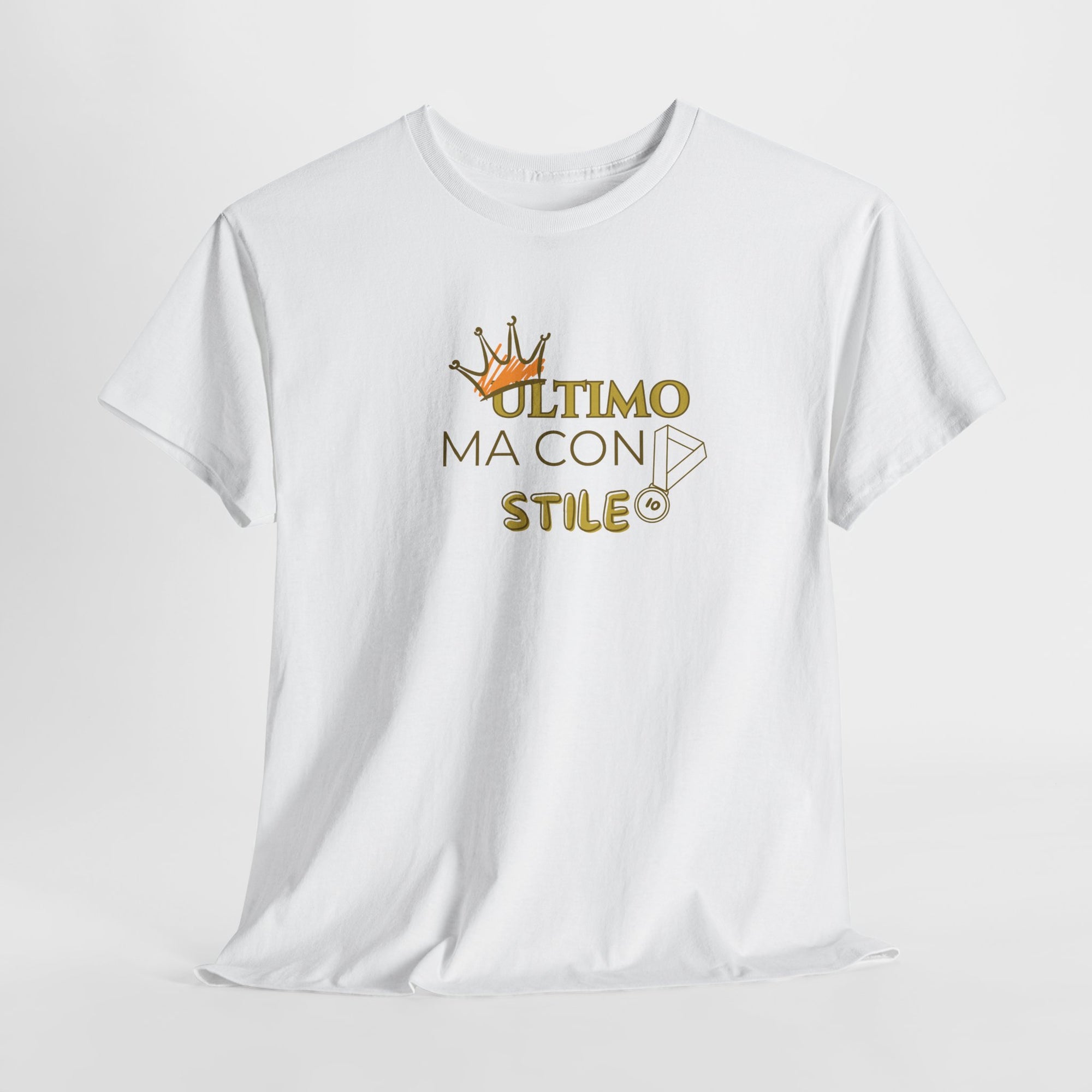 Maglietta "Ultimo ma con stile" – T-shirt ironica per fantallenatori e outsider eleganti